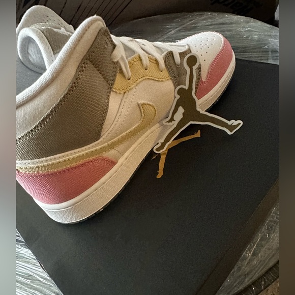 Air Jordan Mids - Picture 3 of 4